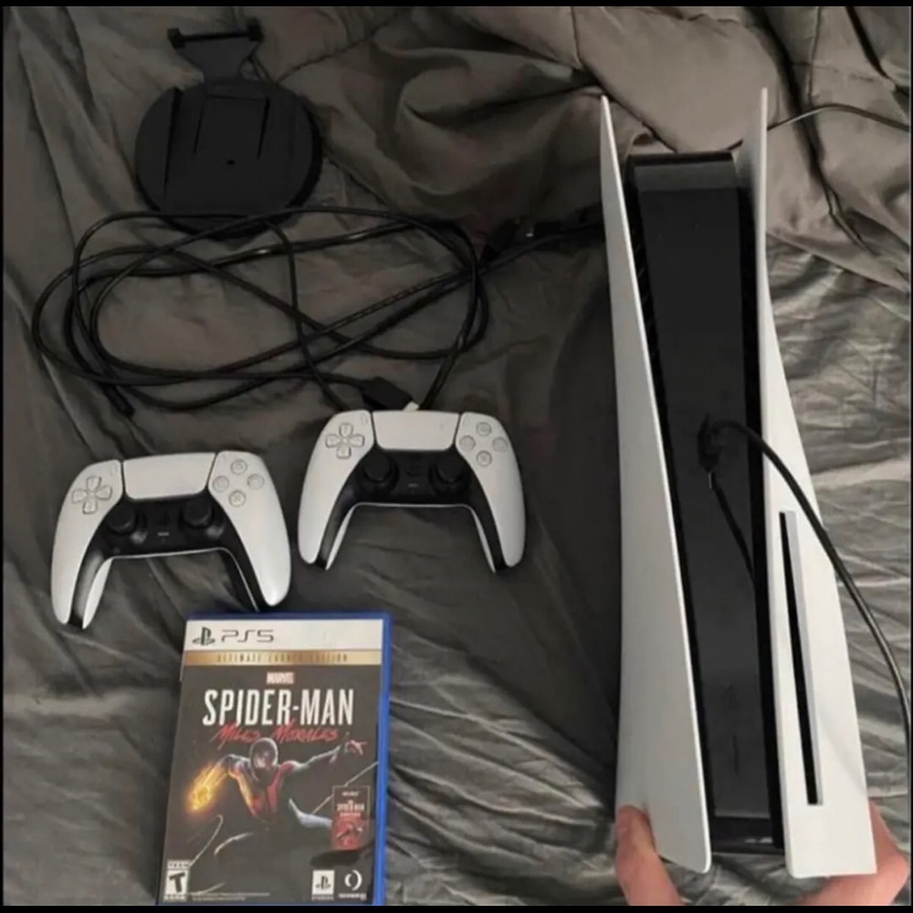 PS5 - Picture 2 of 3